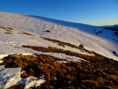 A l'heure avant le coucher du soleil, où la neige devient … 