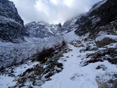 Le sentier en montant au Glacier Noir et Glacier Blanc 