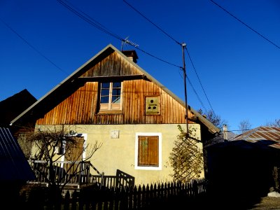 Cadran solaire sur la façade d'une maison, hameau de Marlè… 