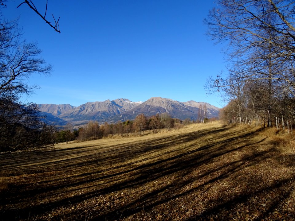 Immense prairie bien sèche et Tête d'Esluci, Cros de Coni … 
