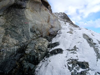 Passage glacé et enneigé avec un cable, en chaussures bass… 