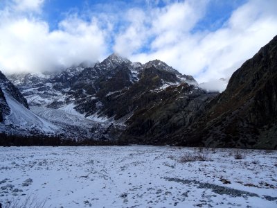 Le Pré de Mme Carle, à gauche la moraine du Glacier Noir 