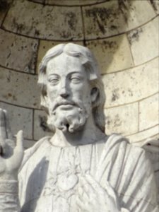 Le grand Christ en pierre, de cinq mètres de hauteur, est … 