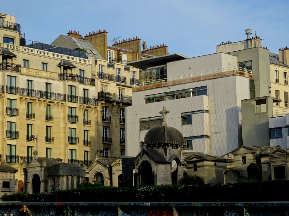 Cimetière de Montmartre, depuis la rue Caulaincourt, 18e a… 