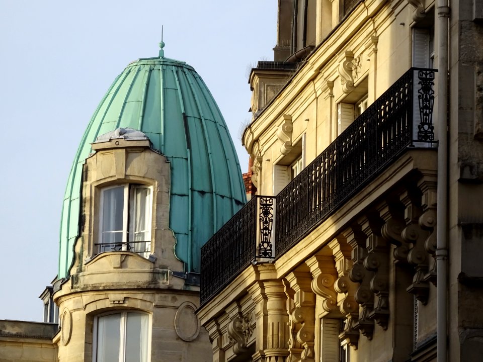Toit de l'immeuble à l'angle de la rue Tourlaque et de la … 