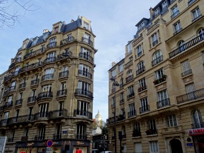 Immeuble à gauche, rue Caulincourt, immeuble à droite, rue… 