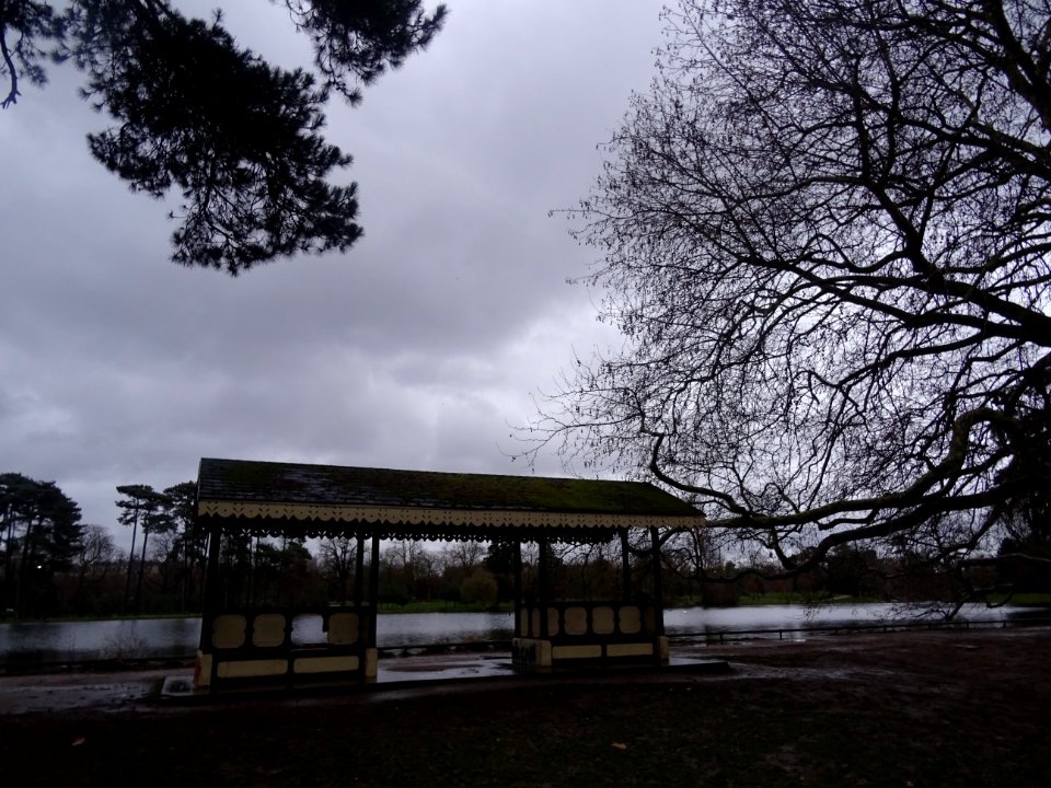 Petit kiosque en long près du lac du Bois de Boulogne 