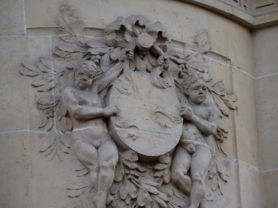 Décor sculpté, facade d'immeuble, rue Caulincourt, 18e arr… 