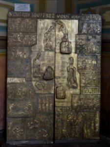 Détail de la porte de la Chapelle Ste-Anne, en bronze et t… 