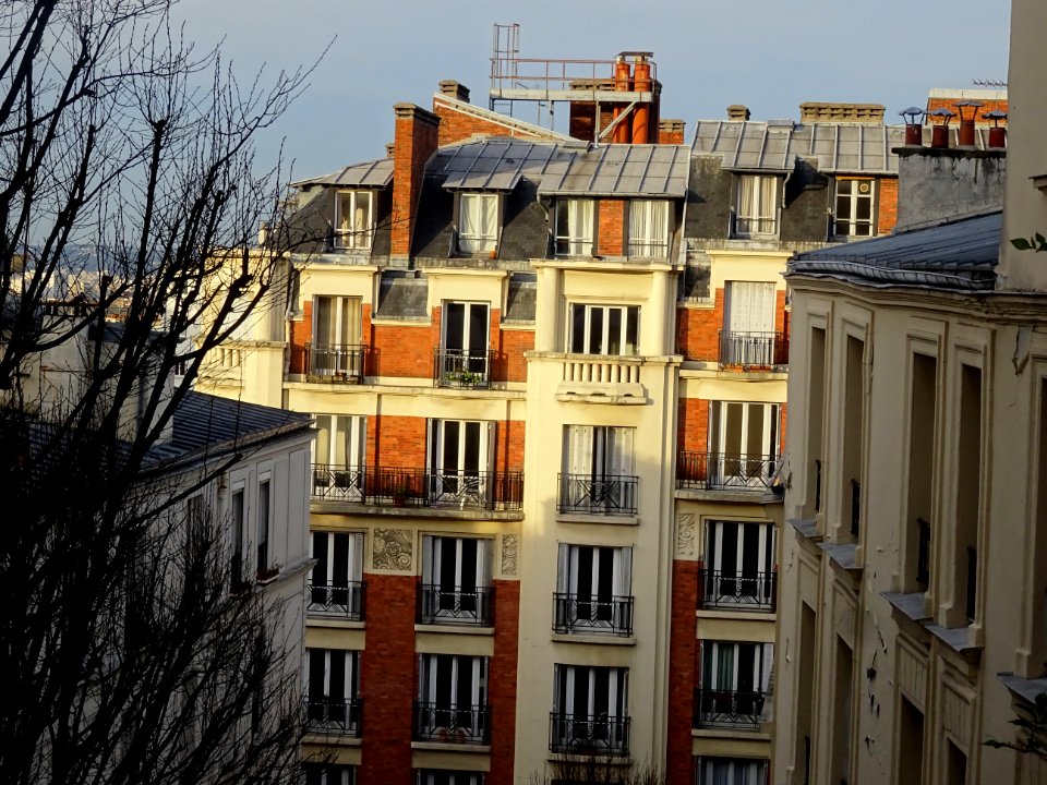 Immeuble au 100-102 rue Lamarck, depuis le square de Cauli… 