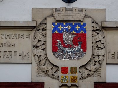 Ecusson de Paris, avec la devise Fluctuat nec mergitur ,… 