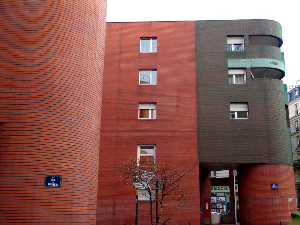 Briques rouges et filet vert, rue du Ruisseau et rue Duhes… 