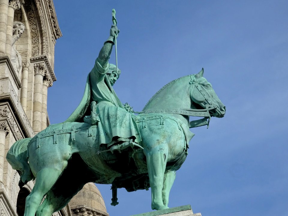 Statue équestre en bronze de Saint-Louis par le sculpteur … 