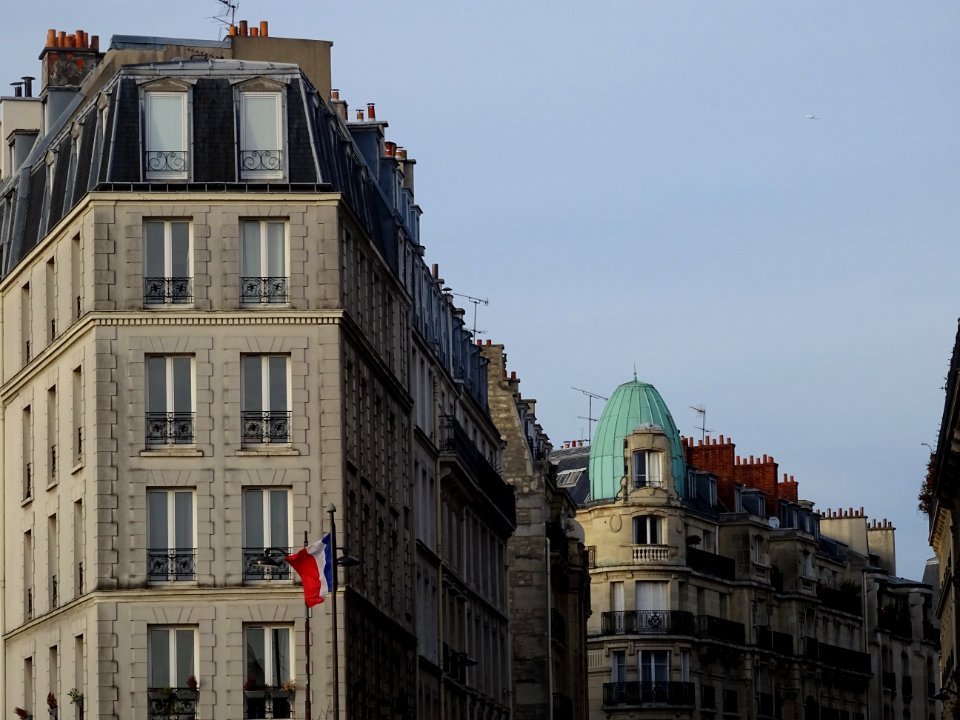 Toit de l'immeuble à l'angle de la rue Tourlaque et de la … 