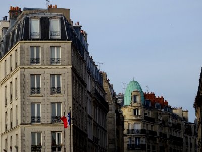 Toit de l'immeuble à l'angle de la rue Tourlaque et de la … 