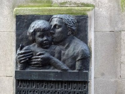 Bas-relief de bronze, socle de la statue du peintre Eugène… 
