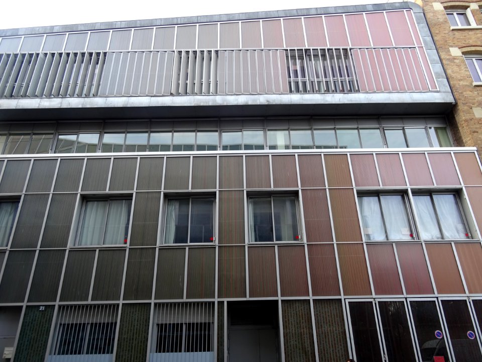 Façade moderne, au 21 rue Ganneron, 18e arr., Paris 