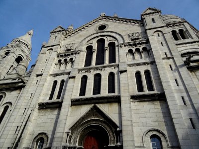 Façade latérale de la Basilique du Sacré-Coeur de Montmart… 