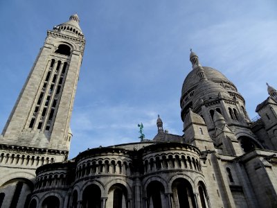 Vue latérale de la tour du Campanile et de la Basilique du… 