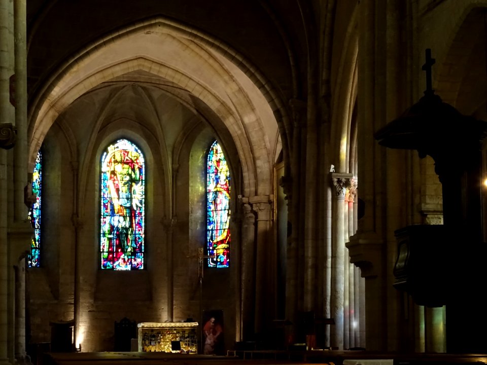 Choeur, autel et vitraux, église Saint-Pierre de Montmartr… 