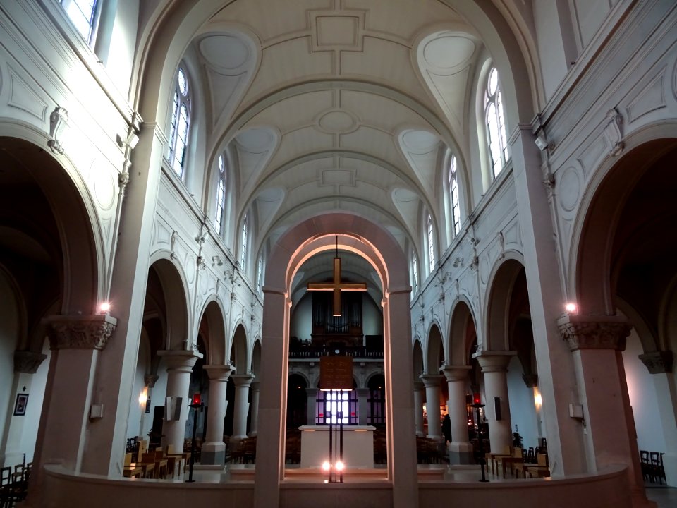 Nef, église Sainte-Geneviève des Grandes Carrières, 174 ru… 