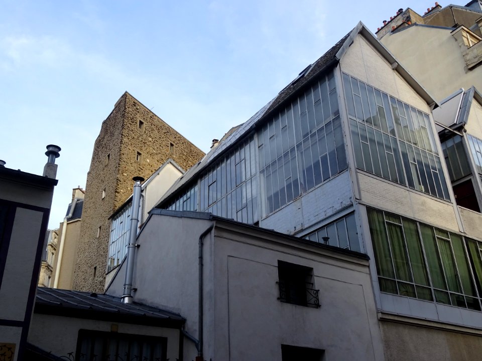 Cheminée, pierres et grandes vitres, immeuble, au 26 rue T… 