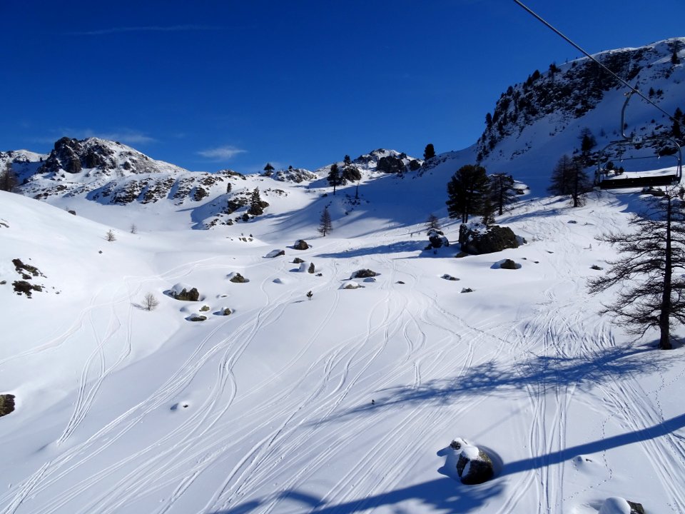 Vue depuis le télésiège du Rocher de l'Aigle, station de M… 