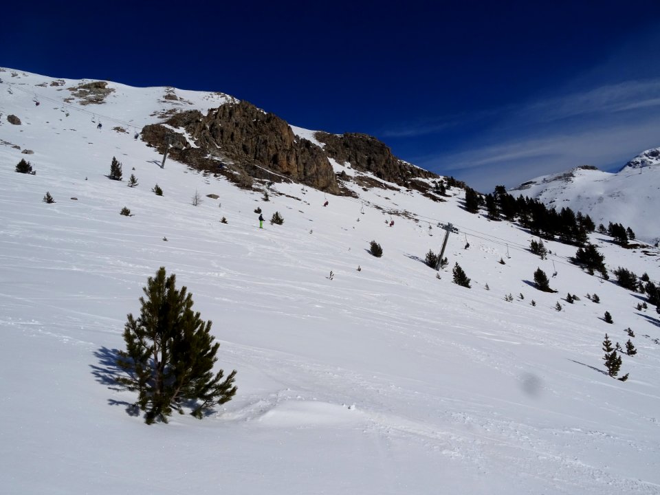 Grande pente de neige sous le télésiège du Chalvet, statio… 