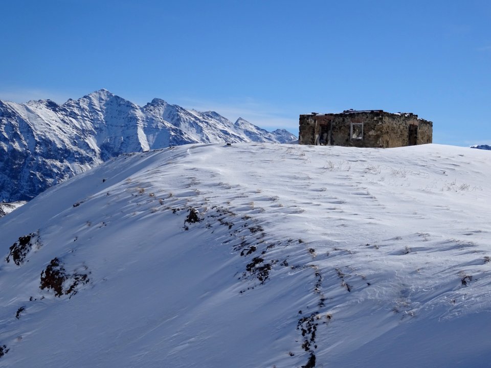 Ancienne batisse sur la frontière franco-italienne, au Col… 