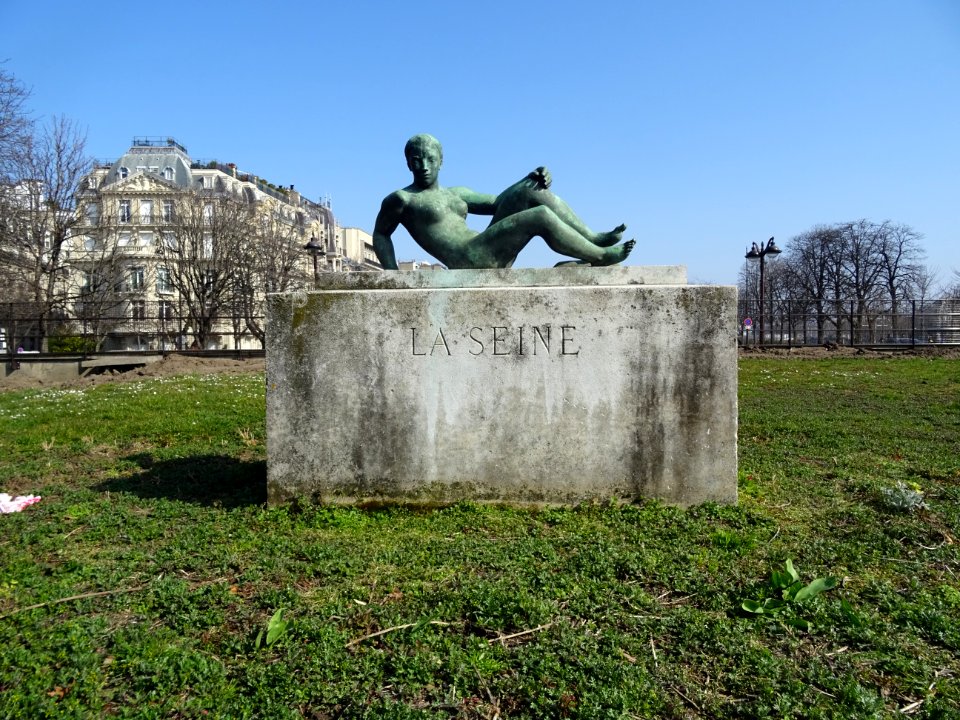 Sculpture La Seine, place de l'Alma, 8e arr., Paris. Oeu… 