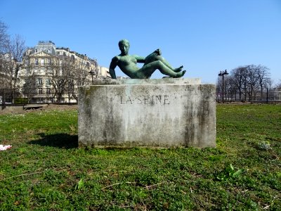 Sculpture La Seine, place de l'Alma, 8e arr., Paris. Oeu… 
