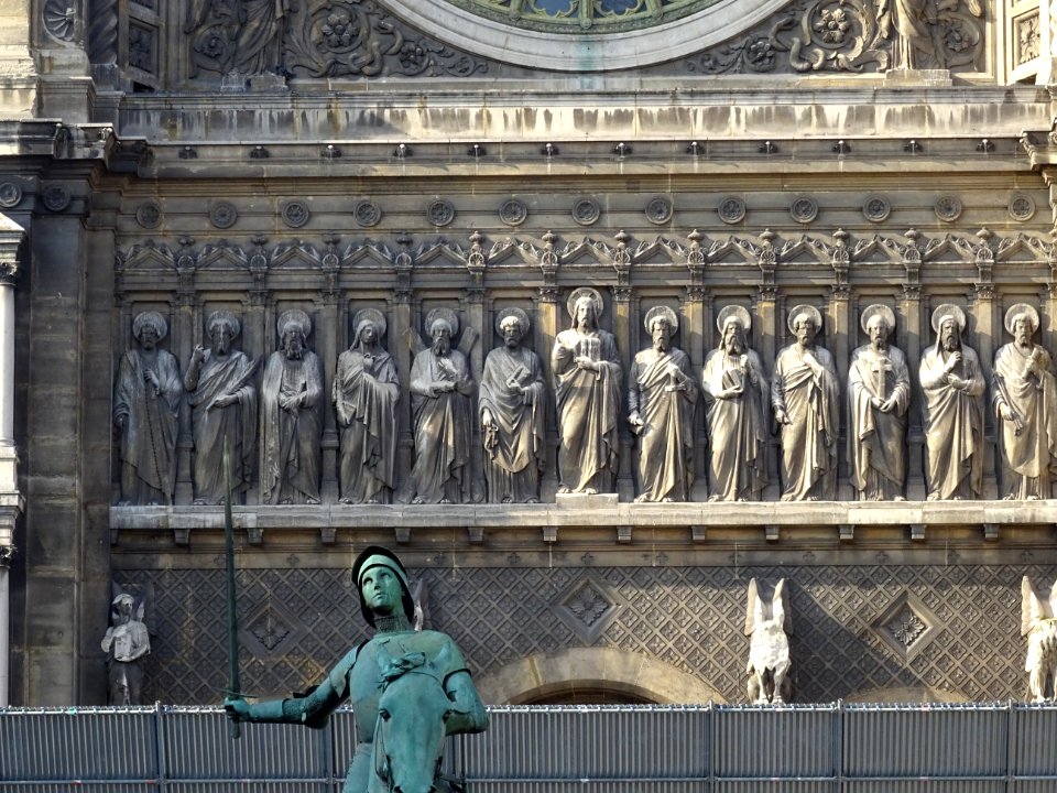 La frise des apôtres sur la façade sud de l'église Saint-A… 