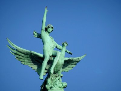 Sculpture en bronze Mercure juché sur un Phénix sur l'im… 
