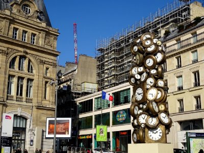 Monument L'Heure de tous, accumulation d'horloges en bro… 