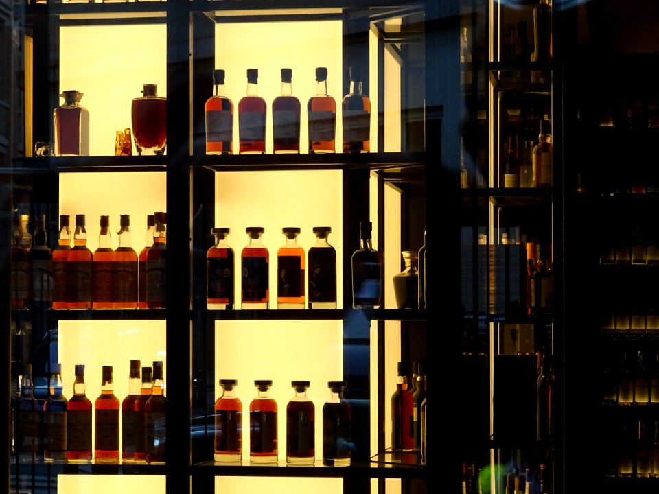 Vitrine de la Maison du Whisky, 20 rue d'Anjou, 8e arr., P… 