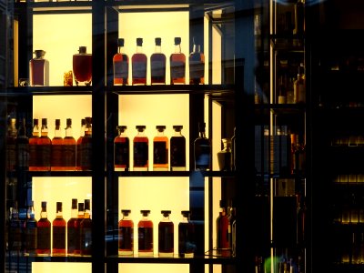 Vitrine de la Maison du Whisky, 20 rue d'Anjou, 8e arr., P… 