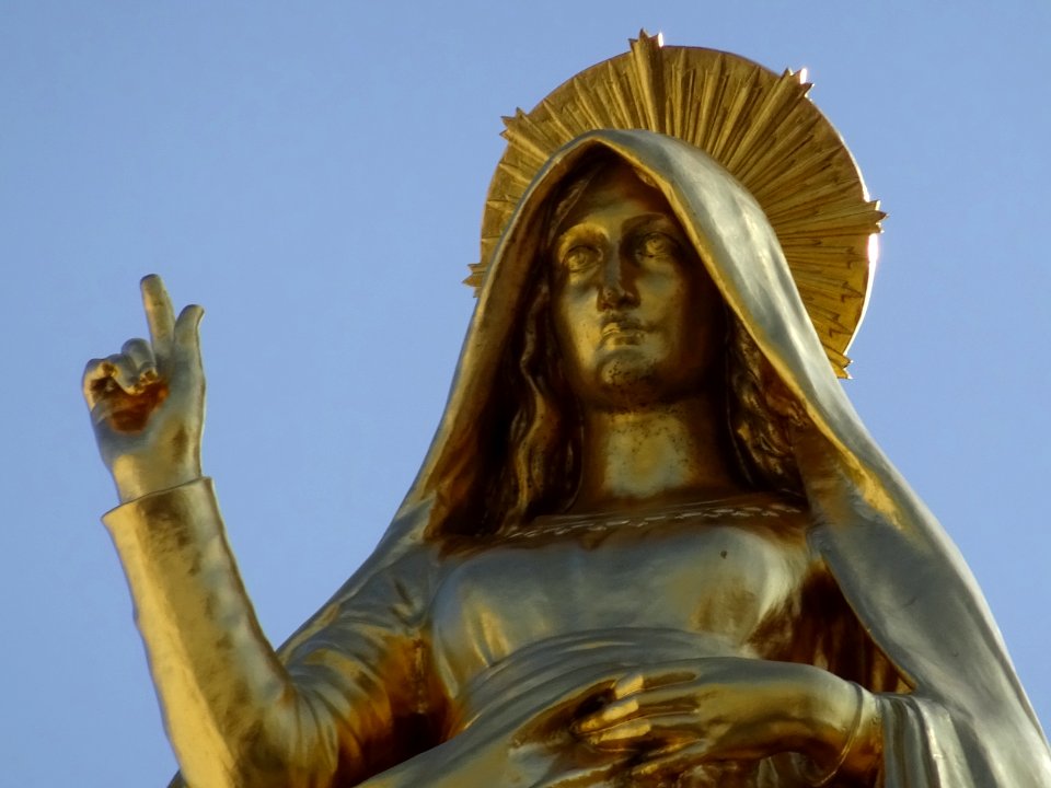 Détail de la statue de la Vierge Marie, au sommet de la Ch… 