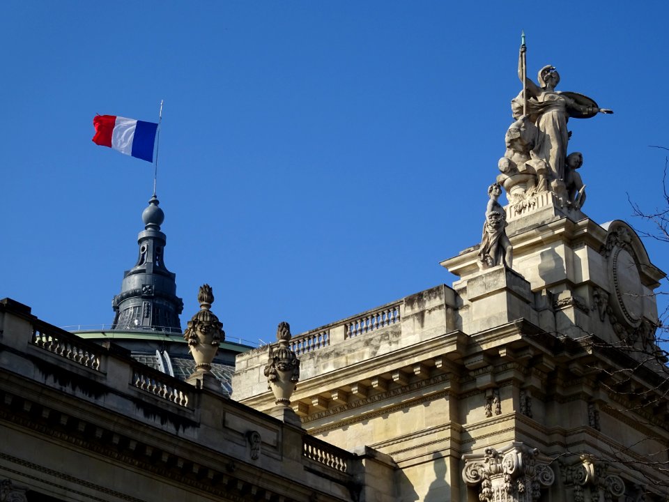 Au sommet du Grand Palais, le drapeau français, avenue Win… 