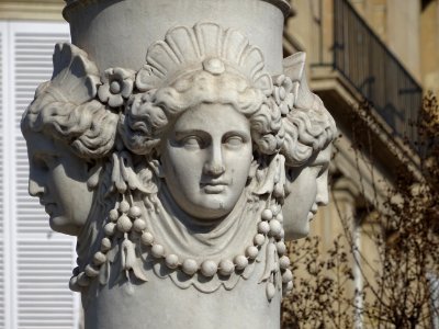 Détail de la colonne décorée, fontaine de la place Françoi… 