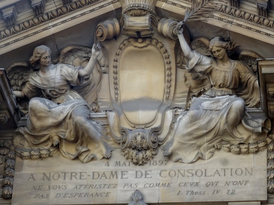 Détail du fronton de la Chapelle Notre-Dame-de-Consolation… 