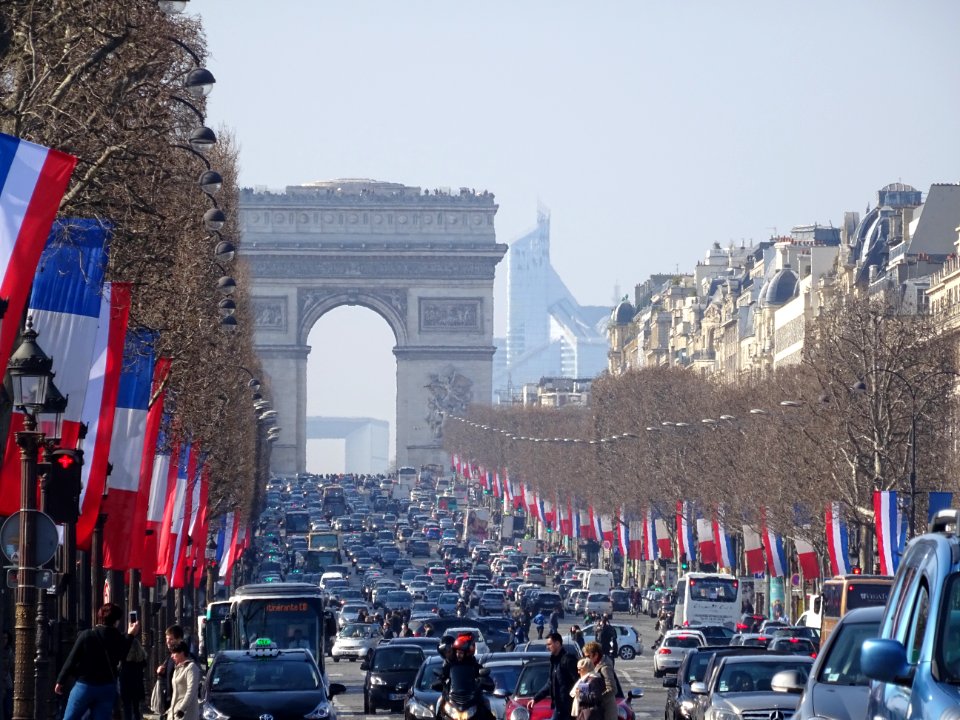 Les Champs-Elysées, l'Arc de Triomphe et la Grande Arche d… 