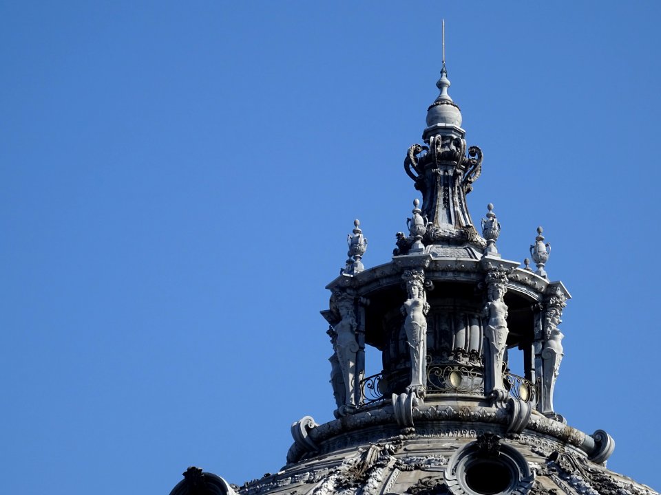 Détail du dôme du Petit Palais, avenue Winston Churchill, … 