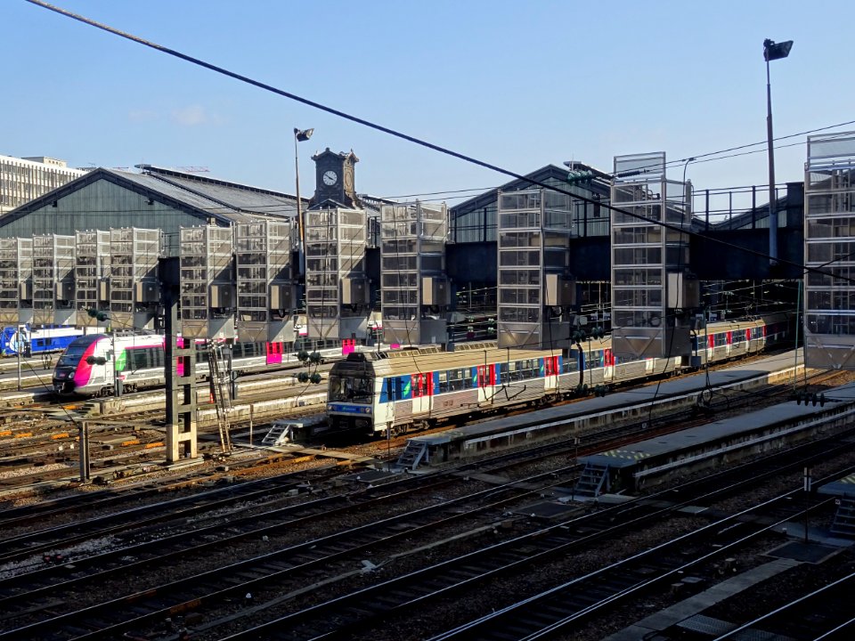 Gare Saint Lazare et les voies, vues depuis la rue de Vien… 