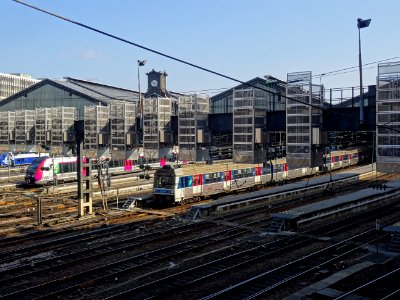 Gare Saint Lazare et les voies, vues depuis la rue de Vien… 