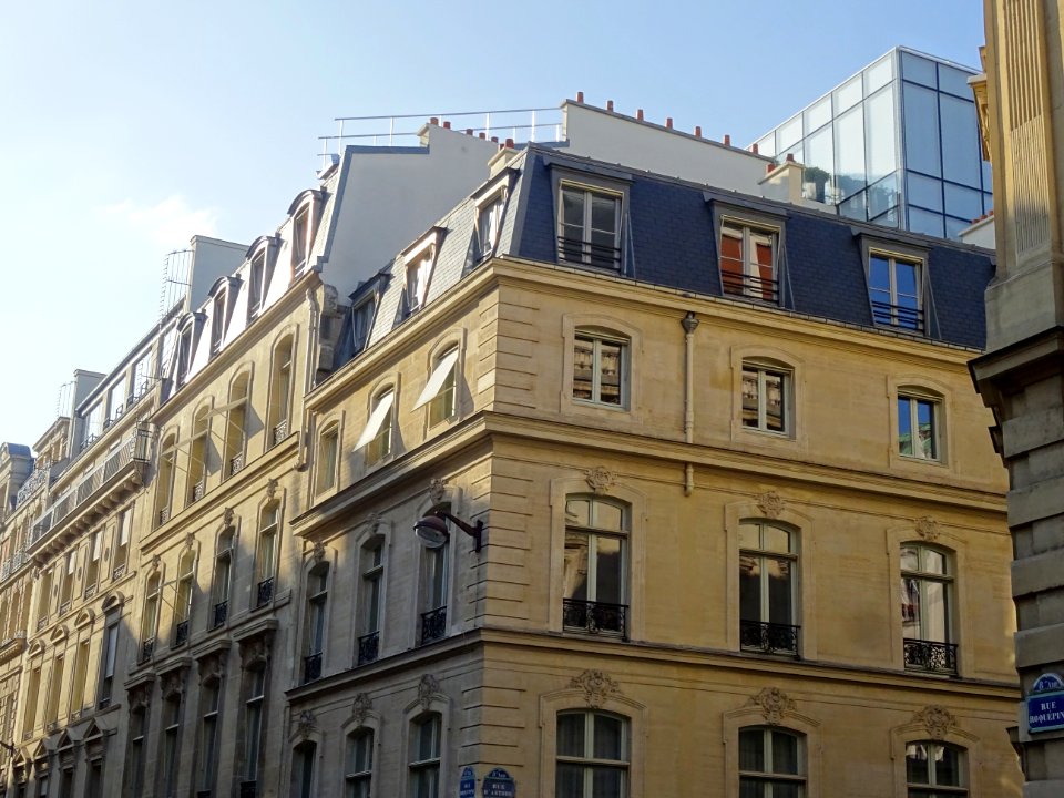 Immeuble à l'angle de la rue Roquépine et de la rue d'Asto… 