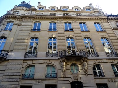 Façade d'immeuble, à l'angle de la rue d'Anjou et de la ru… 
