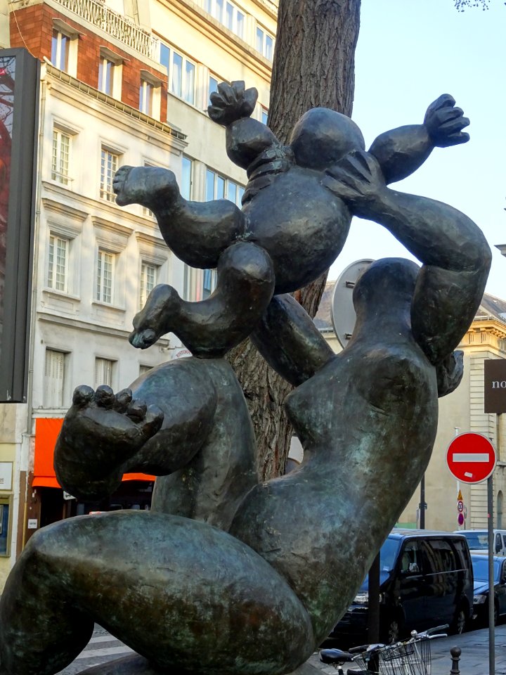 Sculpture en bronze Mère et enfant par Baltasar Lobo, à … 