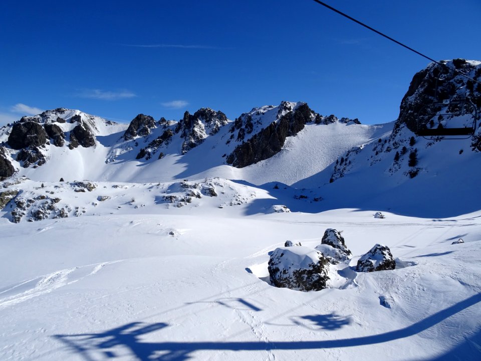 Vue depuis le télésiège du Rocher de l'Aigle, station de M… 