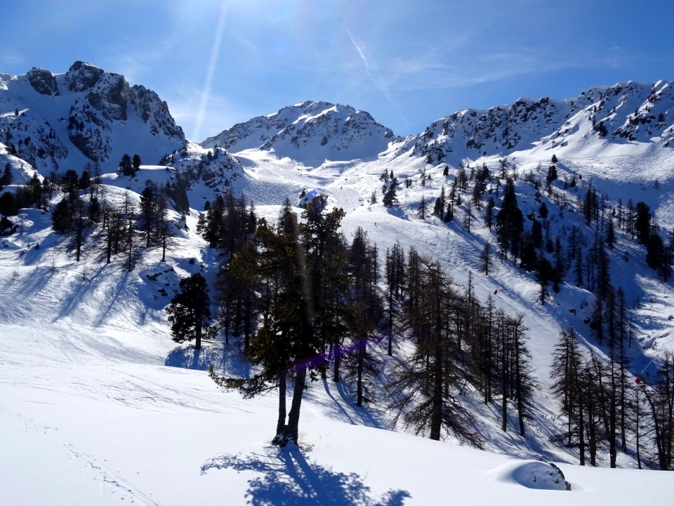 Vue depuis le télésiège du Rocher de l'Aigle, station de M… 