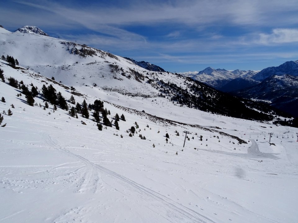 Grande pente de neige sous le télésiège du Chalvet, statio… 